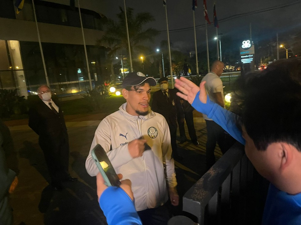 Delegação do Verdão desembarcou no Paraguai de forma discreta, mas conseguiu interagir com alguns torcedores; Veja como foi