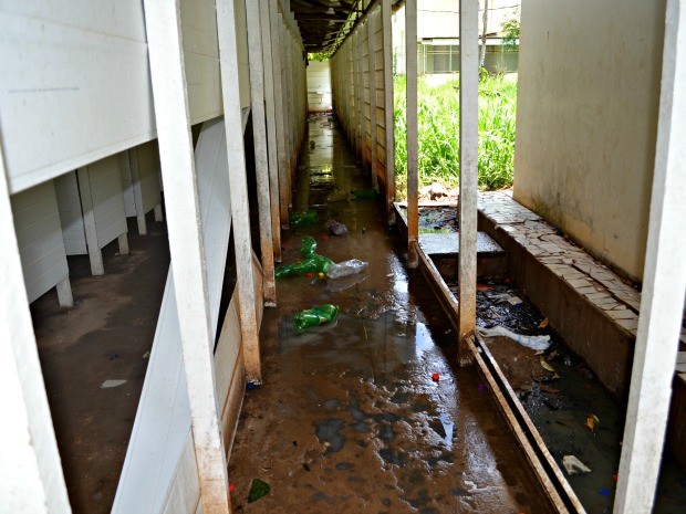 Local utilizado pelos imigrantes para tomar banho em abrigo na capital do Acre (Foto: Aline Nascimento/G1)