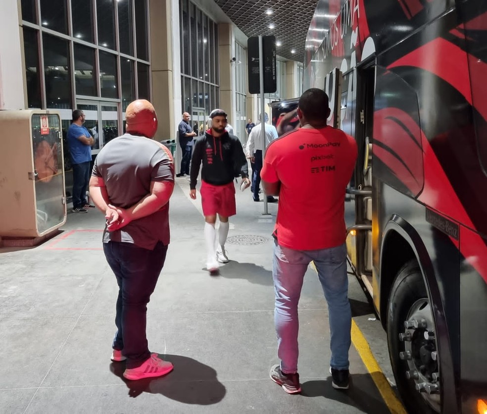 Autor do gol do Fla na Argentina, Gabigol se dirige ao &ocirc;nibus que levou o grupo direto para o Ninho do Urubu &mdash; Foto: Ronald Lincoln
