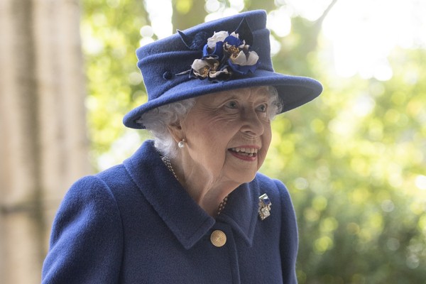 A rainha Elizabeth II em sua primeira aparição pública usando uma bengala em 2021 (Foto: Getty Images)