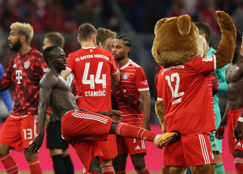 Mané brinca com mascote e comemota vitória do Bayern sobre o Freiburg — Foto: Getty Images