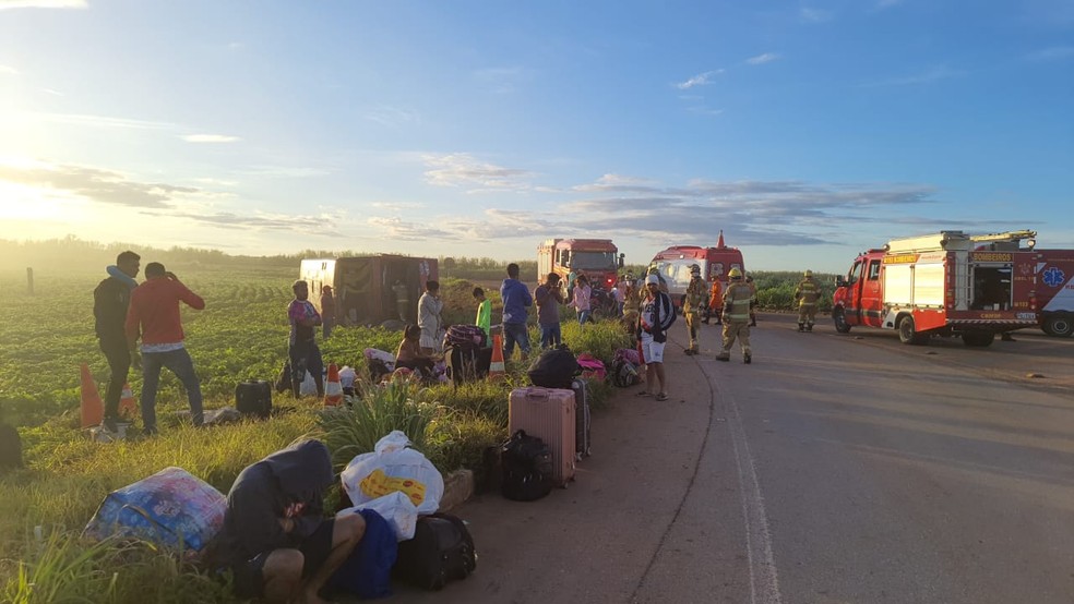 Ônibus tomba na divisa entre DF e Goiás e deixa 25 passageiros feridos — Foto: PMDF/Divulgação