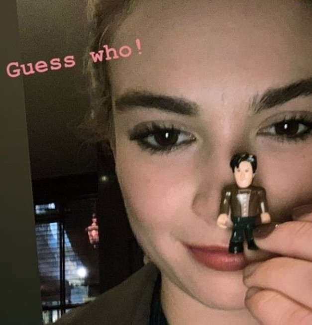 A atriz Lily James com o bonequinho do namorado, o ator Lily James (Foto: Instagram)