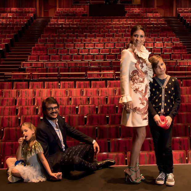Rodrigo com a mulher, Maria Raduan, e os filhos Bento e Ana. Todos vestem Gucci (Foto: Rômulo Fialdini)