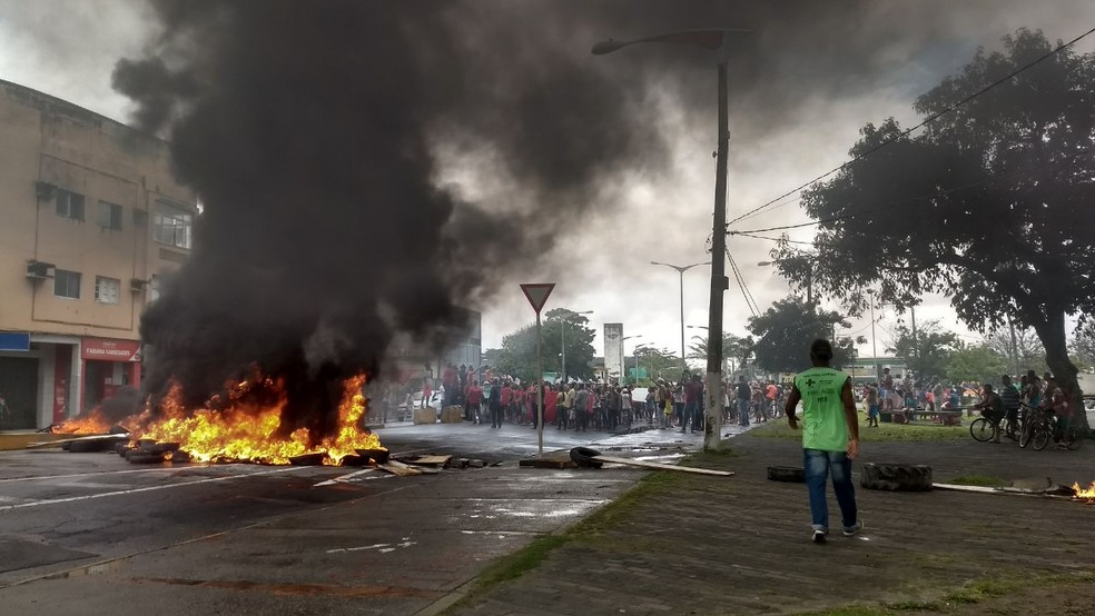 Pneus em chamas bloquearam a Avenida Sigismundo Gonçalves, no varadouro, em Olinda (Foto: Ana Regina/TV Globo)