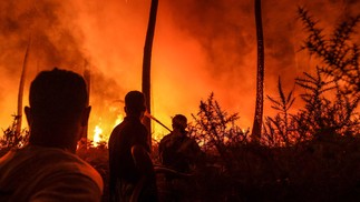 Agricultores voluntários ajudam a combater chamas perto de Belin-Beliet, sudoeste da França. Mais de mil bombeiros devem reforçar a operação  — Foto: THIBAUD MORITZ / AFP