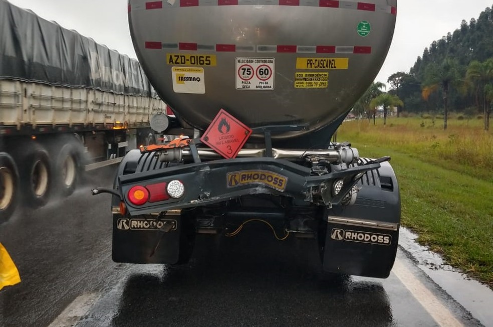 Caminhão bateu na traseira de outro em rodovia de Cerqueira César (SP) — Foto: Corpo de Bombeiros/Divulgação