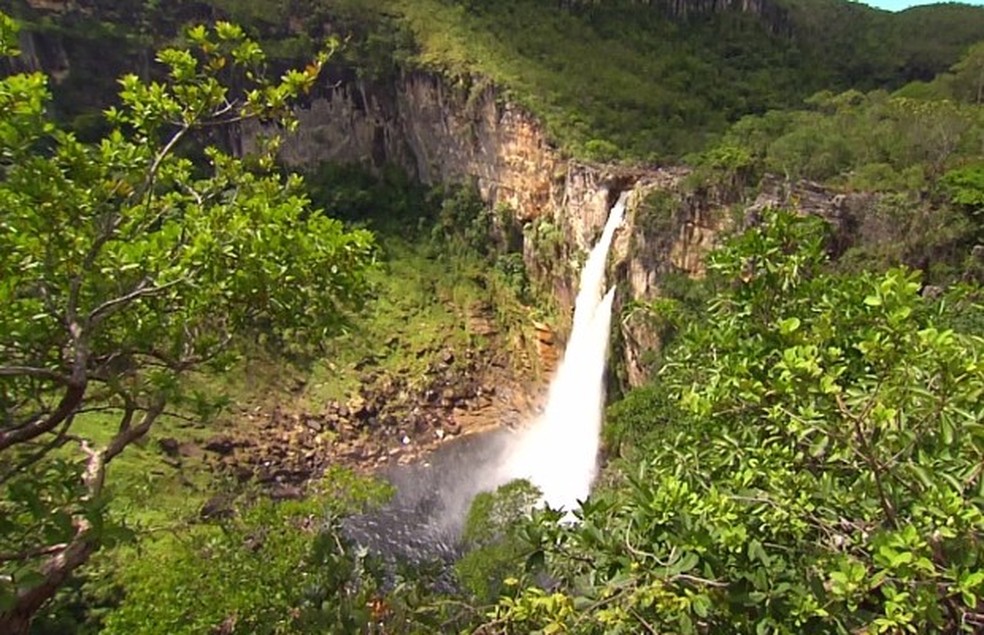 Cachoeira de 120 metros é um dos atrativos turísticos da Chapada dos Veadeiros — Foto: Reprodução/TV Anhanguera