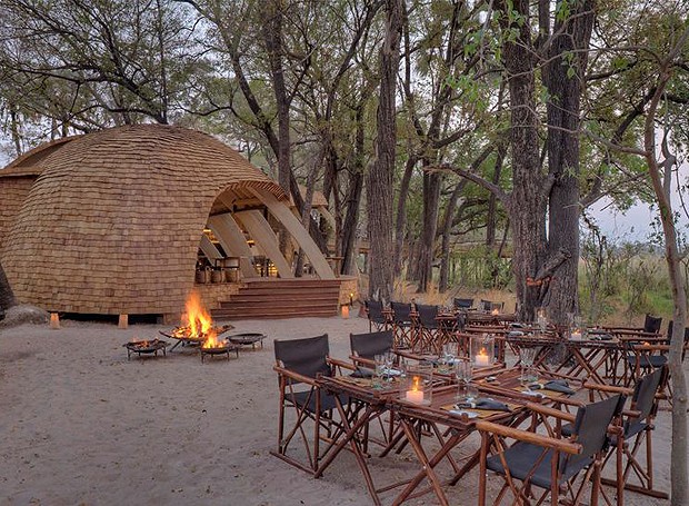 Nada mal jantar com este visual, totalmente ao ar livre, na savana africana (Foto: Divulgação)