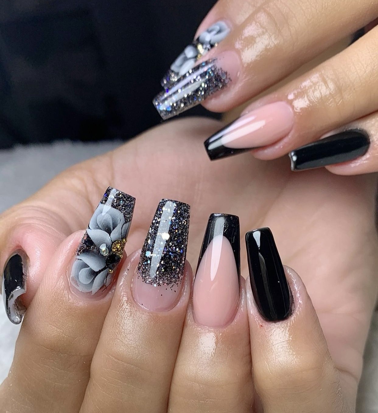 Manicure fatura até R$ 12.000 por mês com unhas estilizadas