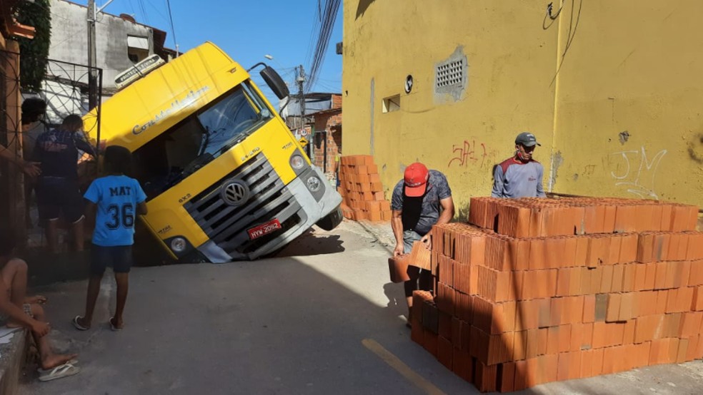 Por baixo da via, passa um canal. O motorista disse que não havia placa de sinalização. — Foto: Arnaldo Araújo/Reprodução TV Verdes Mares
