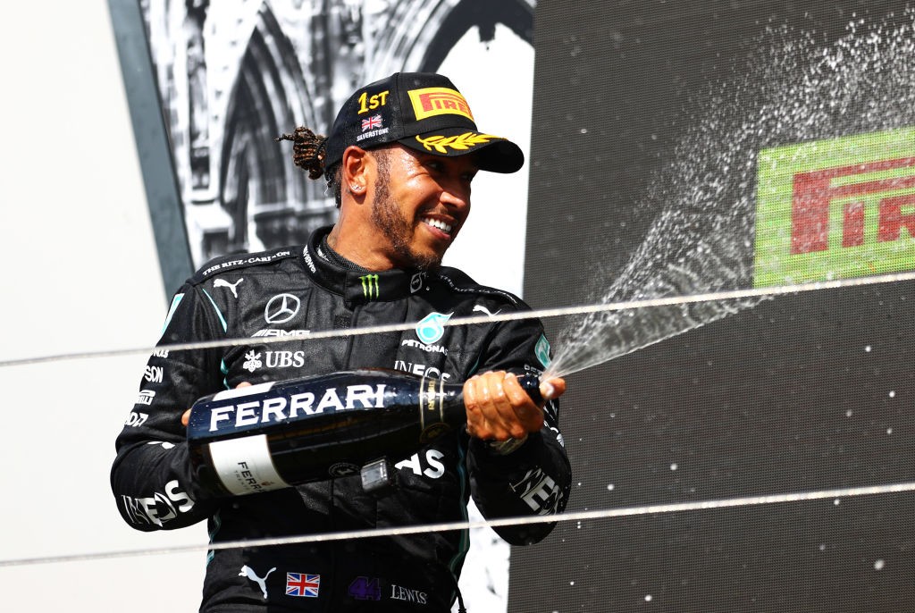 NORTHAMPTON, ENGLAND - JULY 18: Race winner Lewis Hamilton of Great Britain and Mercedes GP celebrates on the podium during the F1 Grand Prix of Great Britain at Silverstone on July 18, 2021 in Northampton, England. (Photo by Bryn Lennon - Formula 1/Formu (Foto: Formula 1 via Getty Images)