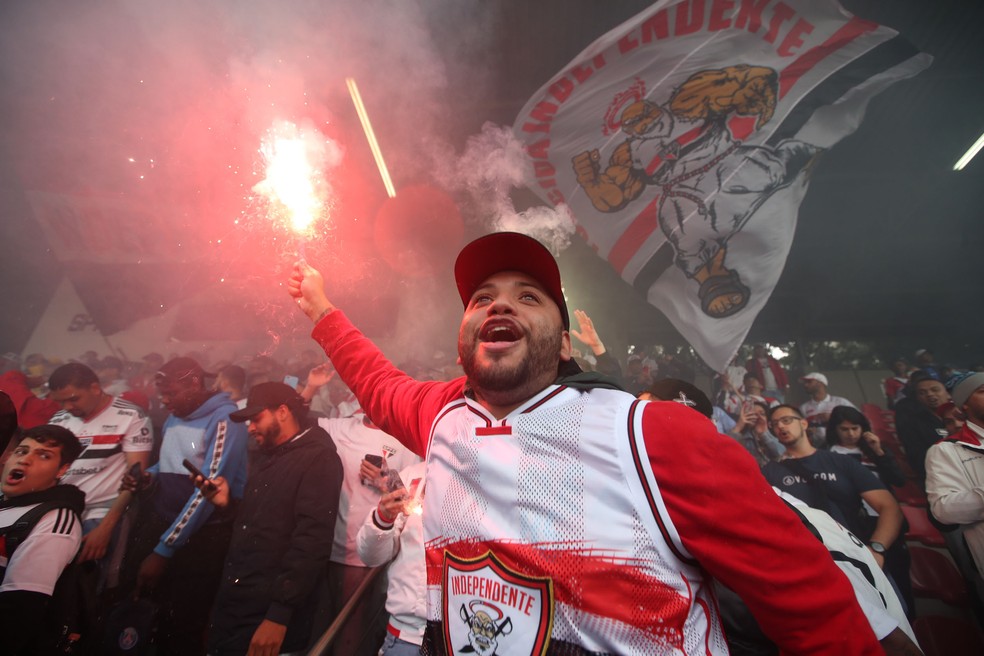 Torcedor do São Paulo no CT da Barra Funda — Foto: Alex Silva