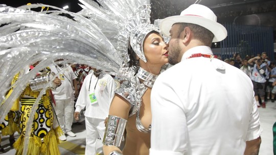 Paolla Oliveira troca beijos com Diogo Nogueira antes de desfile da Grande Rio
