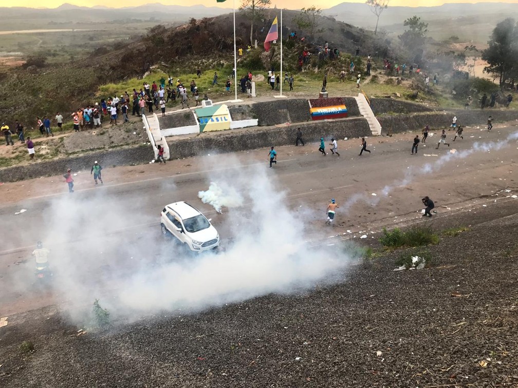 Bombas de gás lacrimogêneo são jogados em manifestantes na fronteira, em Pacaraima — Foto: Alan Chaves/G1 RR