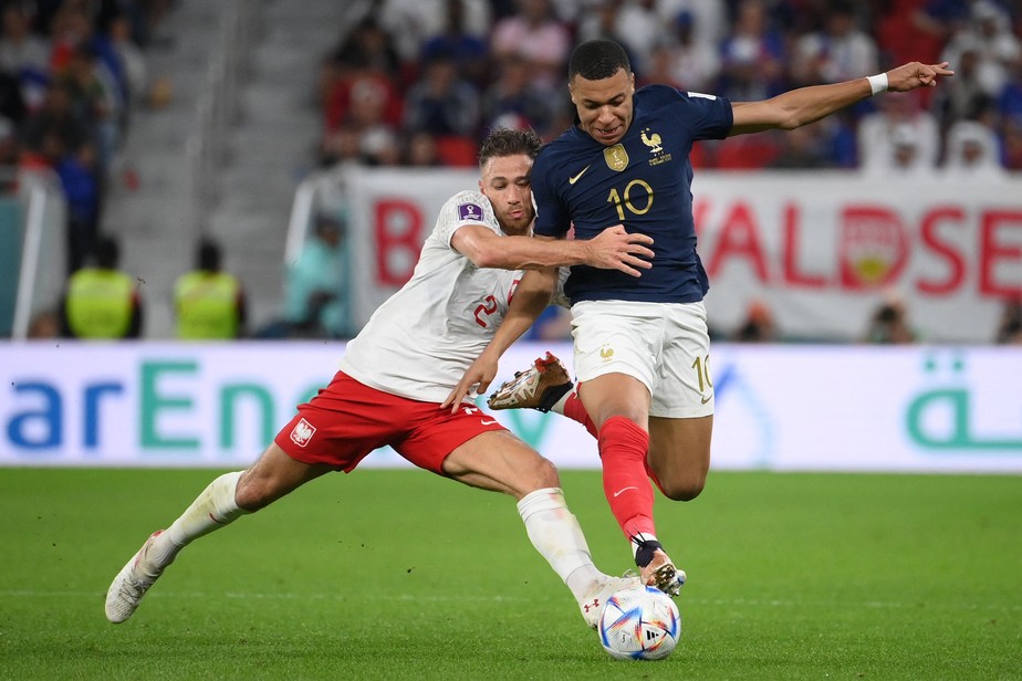 Cash, lateral-direito da Polônia, tenta conter Mbappé na vitória da França nas oitavas de final
