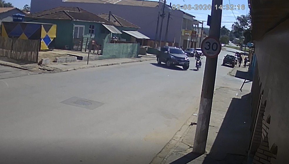 Motociclista é arremessada de moto após ser atingida por caminhonete — Foto: Reprodução/Circuito de Segurança