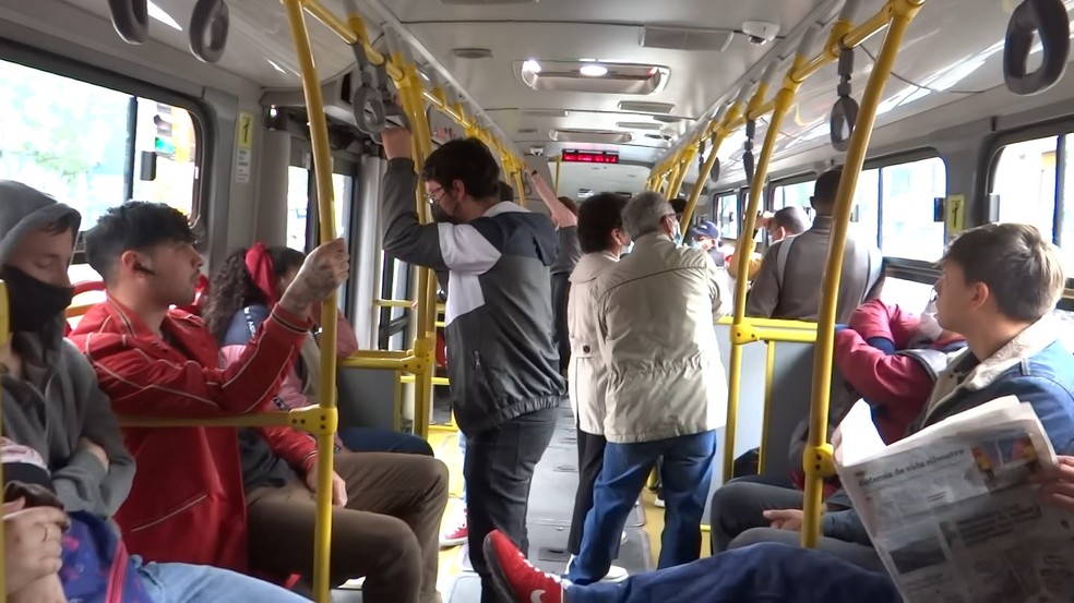 Após mais de 20 anos de operação em Bogotá, na Colômbia, BRT já fica lotado em muitos períodos além dos horários de pico, com muita gente viajando em pé — Foto: Cau Rodrigues/g1