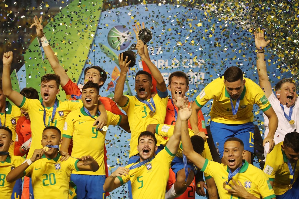 Seleção brasileira ergue a taça do Mundial Sub-17 — Foto: Sergio Moraes/Reuters