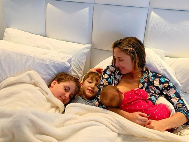 Claudia Leitte com Bella e os filhos (Foto: Reprodução/Instagram)