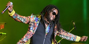 Cidade Negra defende reggae 
com falação e hits anos 1990
 (Alexandre Durão/G1)