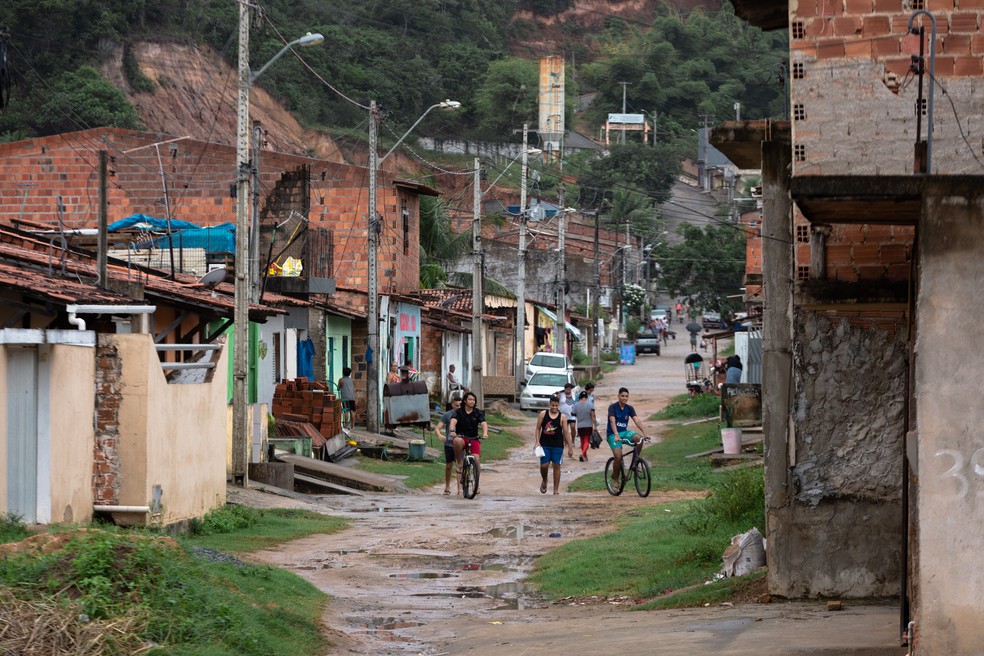 População do bairro Riacho Doce, na Zona Norte de Maceió: ninguém tem coleta de esgoto no bairro — Foto: Marcelo Brandt/G1