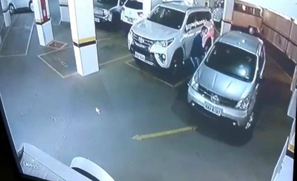 Criminosos fugiram em carro prata depois de crime em Rio Preto  — Foto: Arquivo Pessoal 