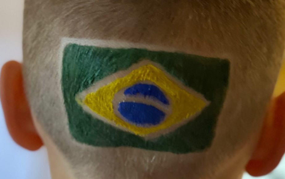 Filho de Neymar pinta a bandeira do Brasil na cabeça