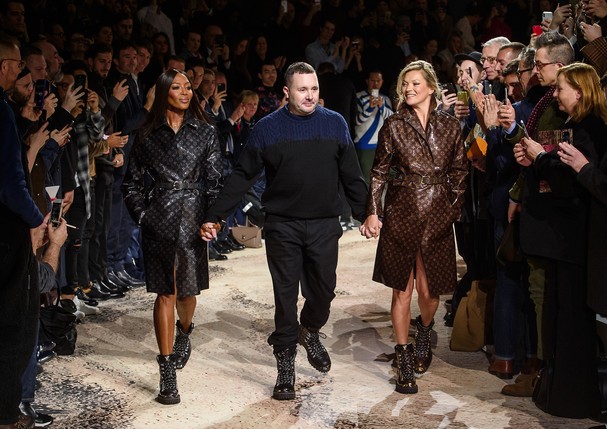 Naomi Campbell, Kim Jones e Kate Moss no desfile da Louis Vuitton, na temporada masculina de outono-inverno 2018 (Foto: ImaxTree)