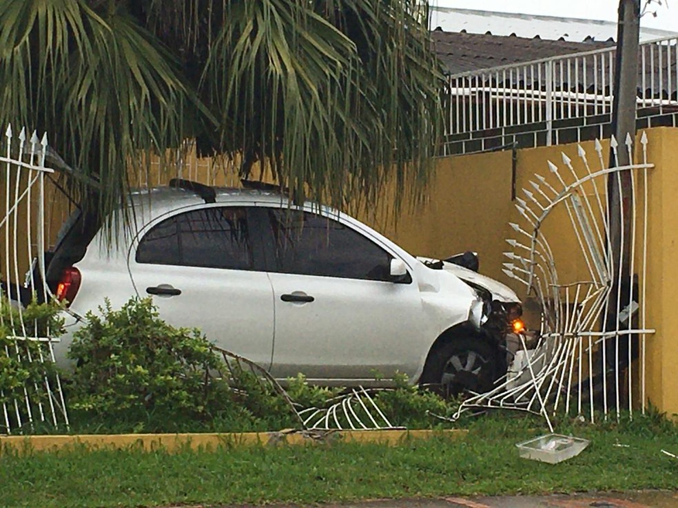 Ainda não se sabe como motorista perdeu o controle — Foto: Samuel Vettori/RBS TV