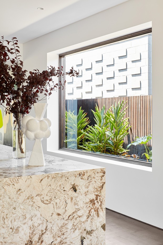 Design assinado cria décor cheio de vida em casa de madeira e concreto  (Foto:   Jack Lovel )