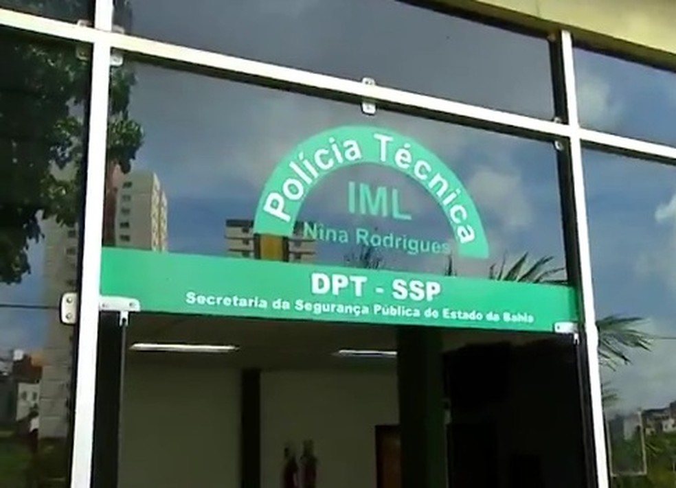 Corpos de 5 vítimas foram trazidos para o IML de Salvador — Foto: Reprodução/ TV Bahia