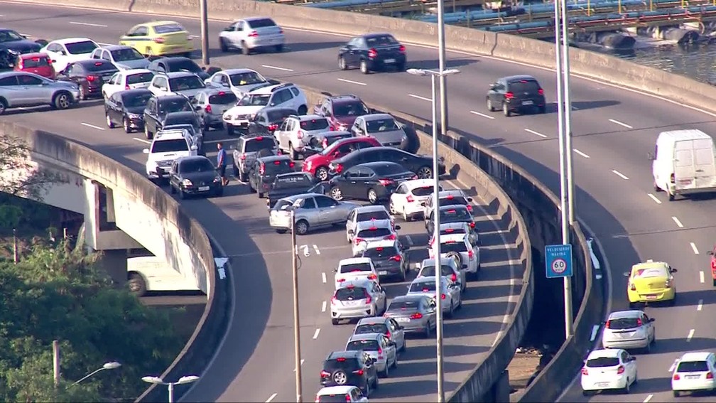 Motoristas voltam na contramão na Linha Amarela, na Zona Oeste do Rio — Foto: Reprodução/ TV Globo