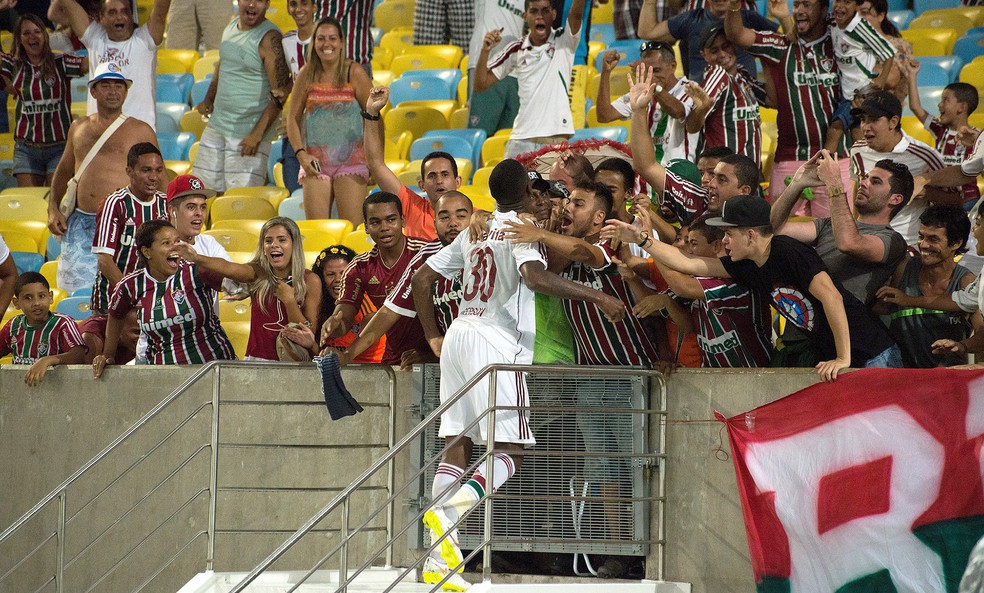 Gerson comemora com a torcida gol diante do Botafogo &mdash; Foto: Bruno Haddad / Fluminense