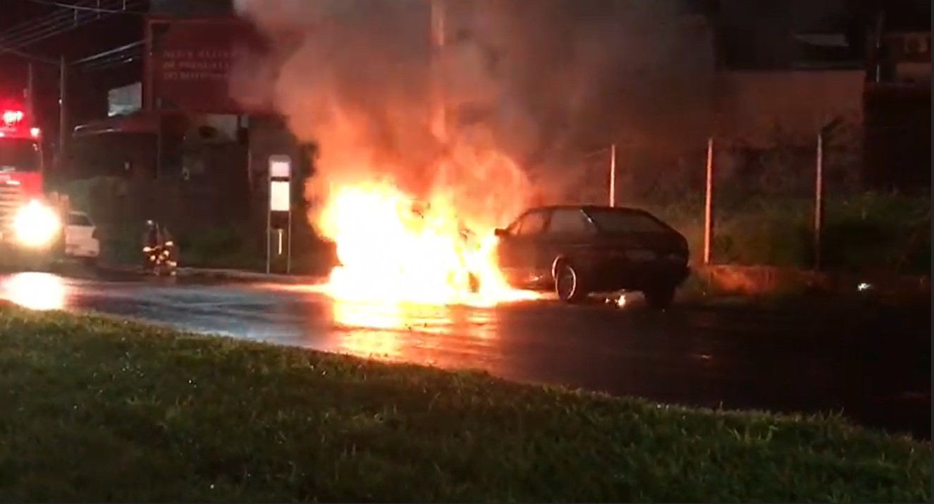 Carros pegam fogo na madrugada deste domingo em avenida de Ribeirão Preto