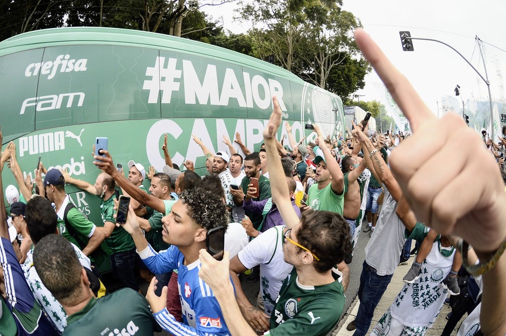 Abel Ferreira agradece à festa da torcida do Palmeiras na porta da Academia: 