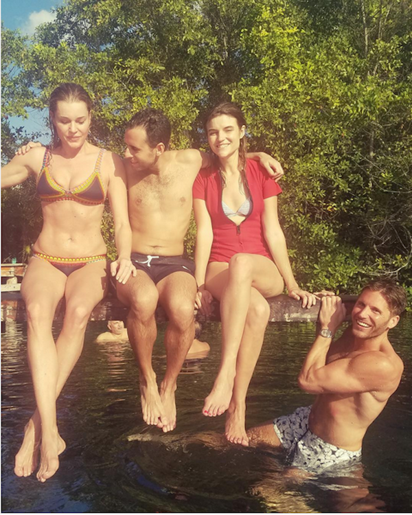 A atriz Rebecca Romijn com amigos (Foto: Instagram)
