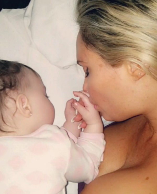 A atriz Coco Austin com a filha (Foto: Instagram)