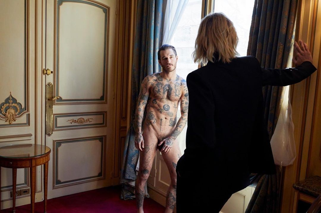 David Alexander Finn para as camisinhas Yves Saint Laurent (Foto: Reprodução/Juergen Teller/YSL)