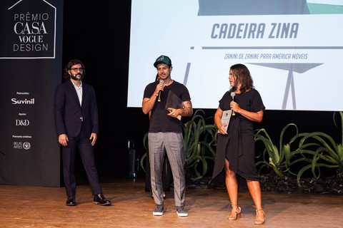 A diretora geral das Edições Globo Condé Nast, Daniela Falcão, entrega o prêmio da categoria estofados para Zanini de Zanine 