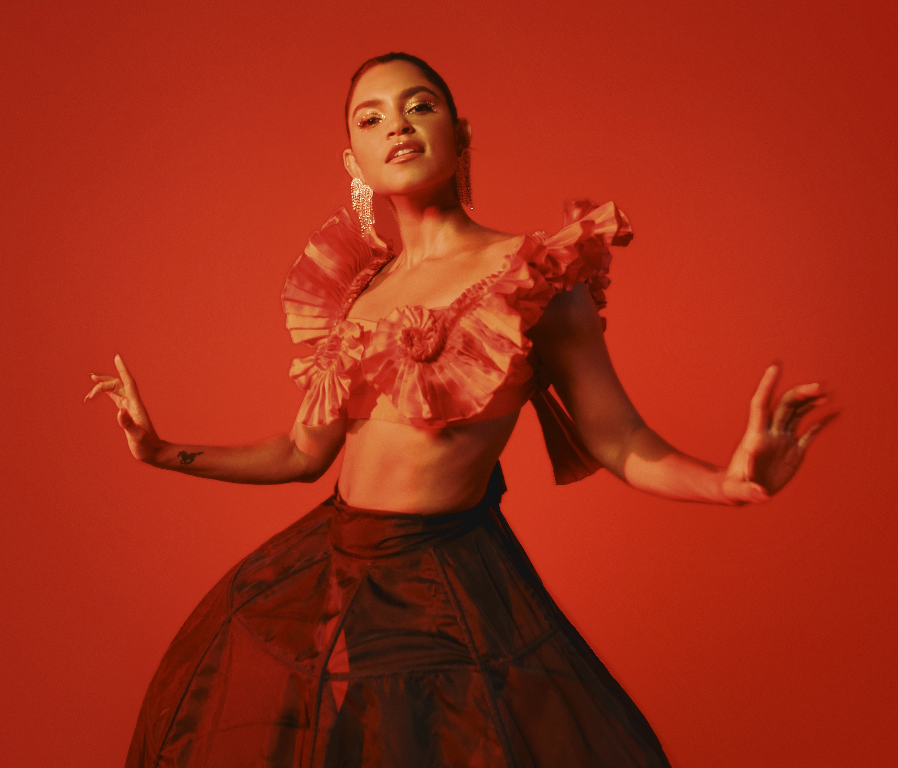 Lucy Alves 'pisa' no forró com álbum 'Perigosíssima'