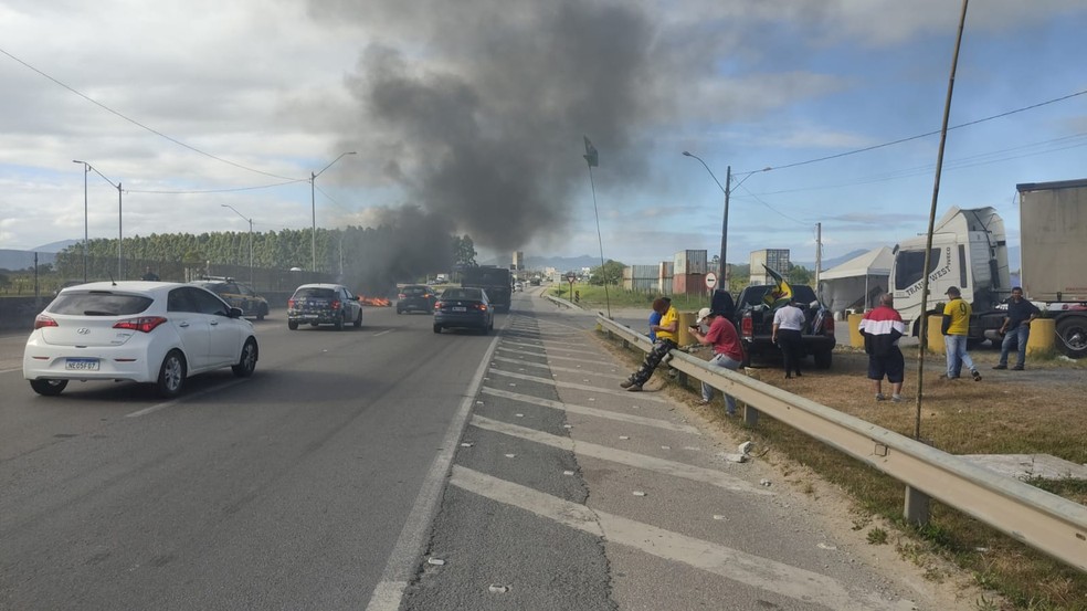 Trecho bloqueado em Porto Belo foi liberado pela PRF — Foto: PRF/ Divulgação 