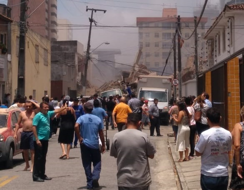 Pessoas observam o local do desabamento do prédio em bairro nobre de Fortaleza — Foto: Arquivo pessoal