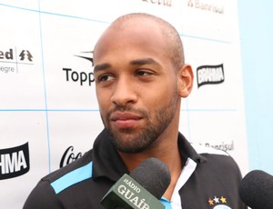 Após estreia, Fellipe Bastos aposta no estilo moderno para seguir no time