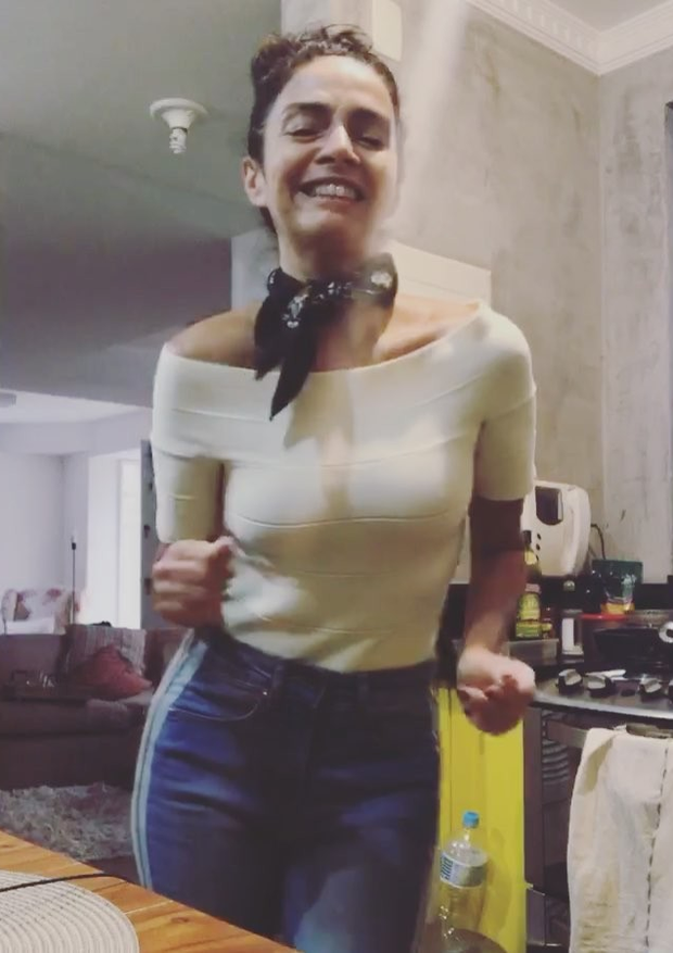 Claudia Ohana requebra ao som de Camila Cabello (Foto: Reprodução/Instagram)