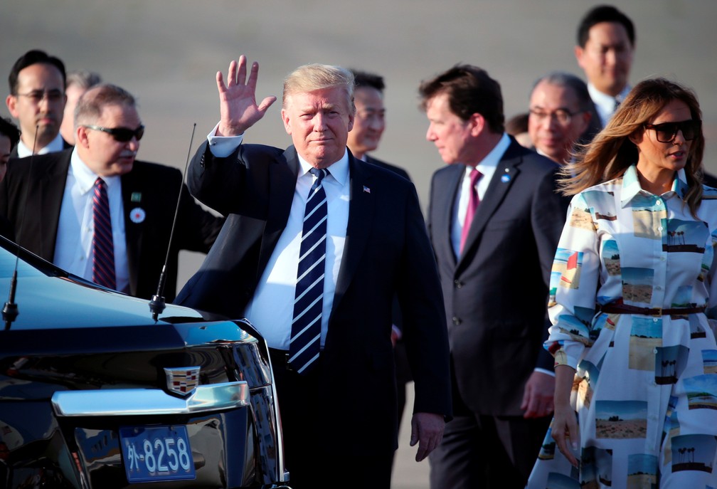 O presidente dos Estados Unidos, Donald Trump, desembarcou neste sÃ¡bado (25) em TÃ³quio com a esposa, Melania. â€” Foto: Koji Sasahara/Pool via Reuters