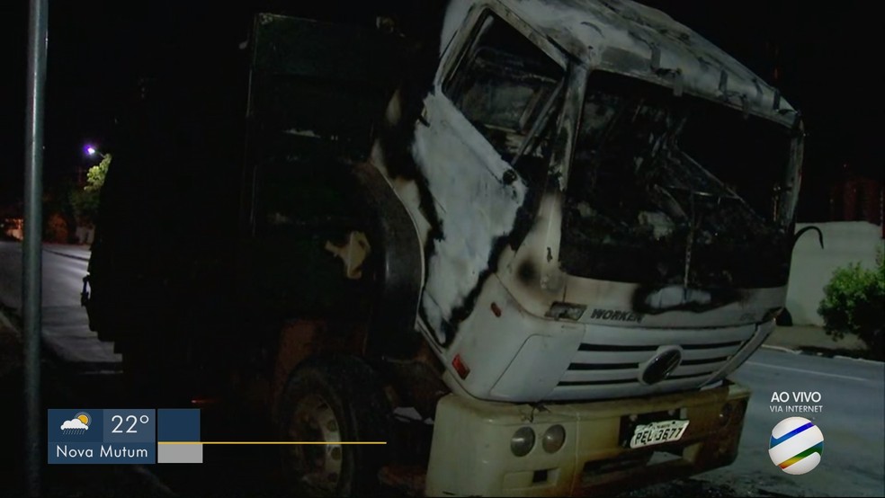 Cabine de caminhão ficou destruída após incêndio — Foto: TVCA/Reprodução