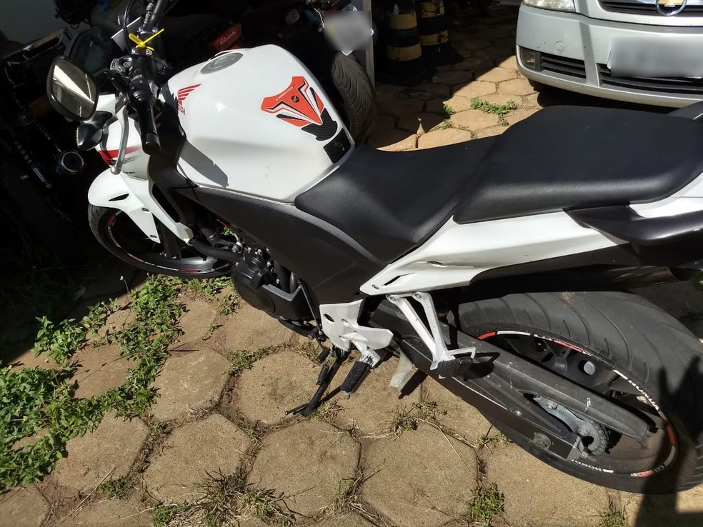Carros de luxo e motocicletas foram apreendidos na operação — Foto: Stephanie Fonseca/G1