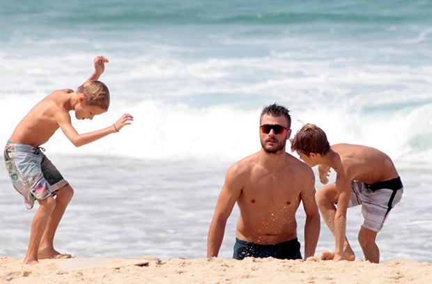 Rodrigo Hilbert com os filhos (Foto: Agnews)