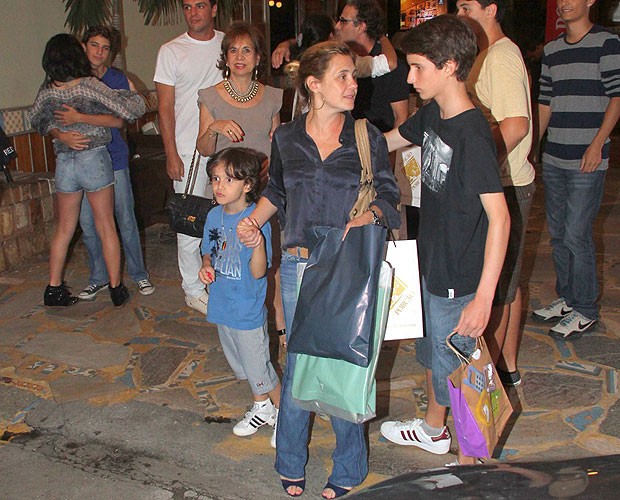 Adriana Esteves com os filhos Vicente (à esquerda) e Felipe (à direita) (Foto: Delson Silva/AgNews)